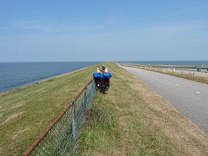 ongue digue de 30 km en mer du Nord pour rejoindre la Frise 
Occidentale -  a 30 kilometers dike in North see.