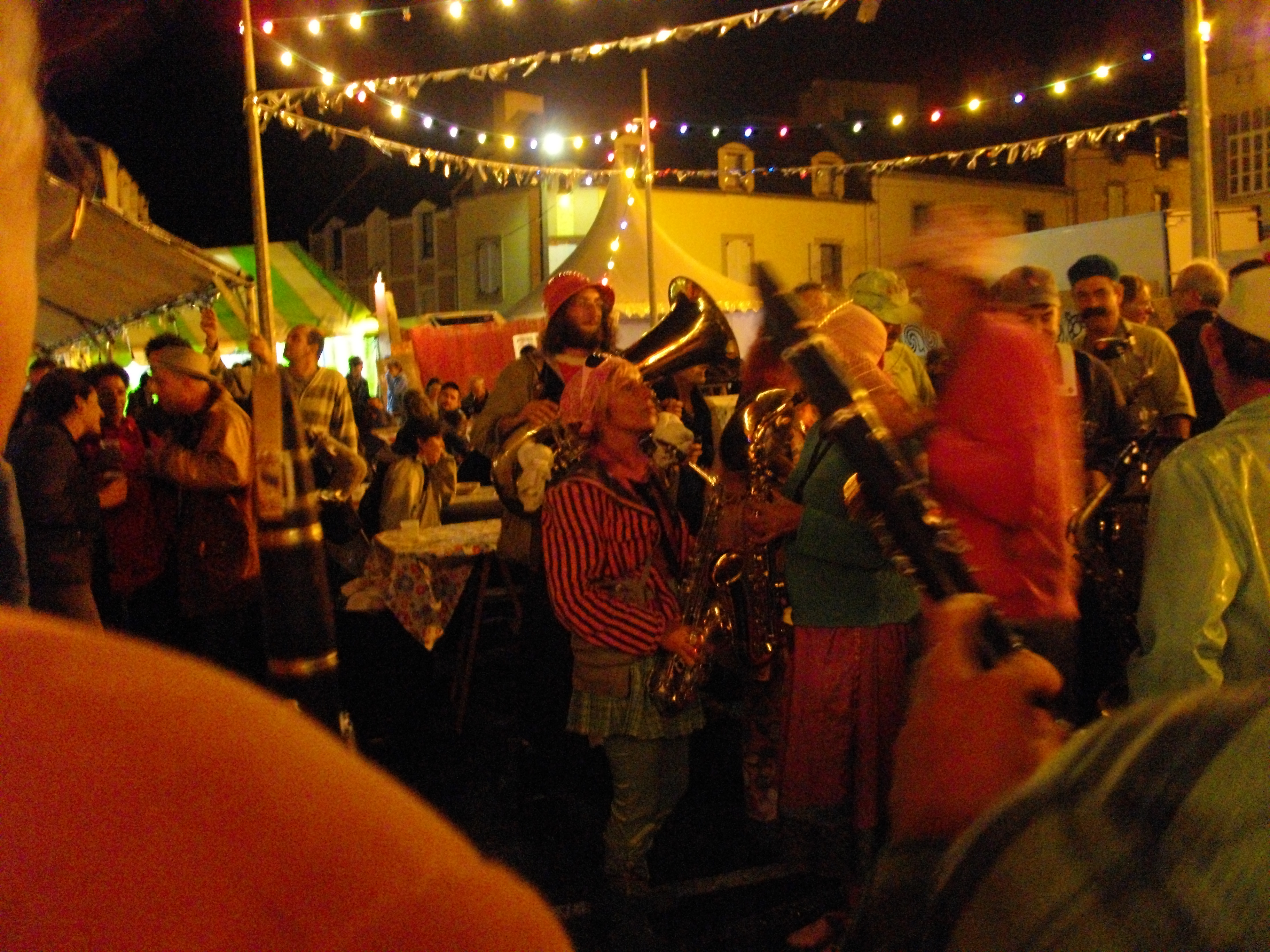 Douarnenez  la fête sur la place  entre deux films ...