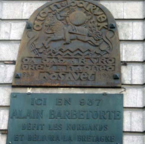 Plaque commémorrant le millénaire de la victoire d'Alain Barbetorte contre les normands situé rue du Pré Nian à Nantes