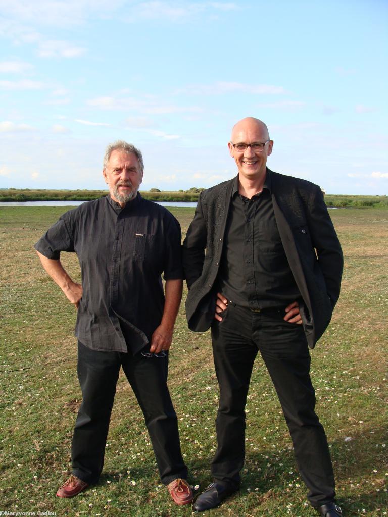 Philippe Turbin et Gilles Servat. Les hommes en noir posent pour ABP en pleine Brière.