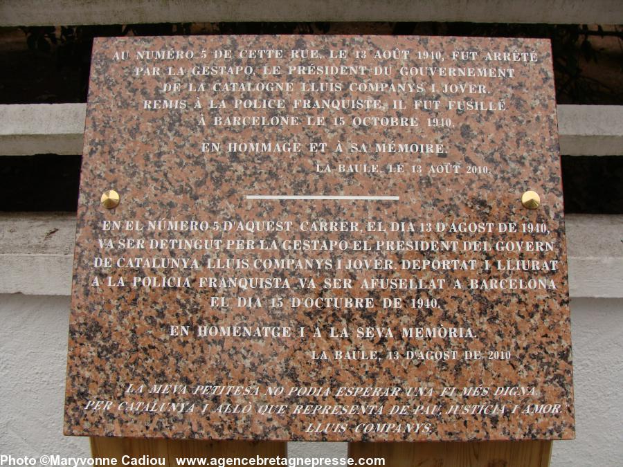 La plaque de granit rose en souvenir de l'arrestation de Lluís Companys à la Baule le 13 août 1940. Texte en français puis en catalan suivi d'une citation de Lluís Companys : 