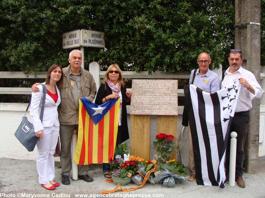 De g.à dr. Rosa Baiges Roura de la Délégation du Gouvernement de Catalogne en France ; Toni Strubell et Sylvia avec le drapeau de l'indépendance catalane ; Pep Cruanyes secrétaire de la Comissió de la Dignitat avec Pep Companys le neveu de Lluís venu du 