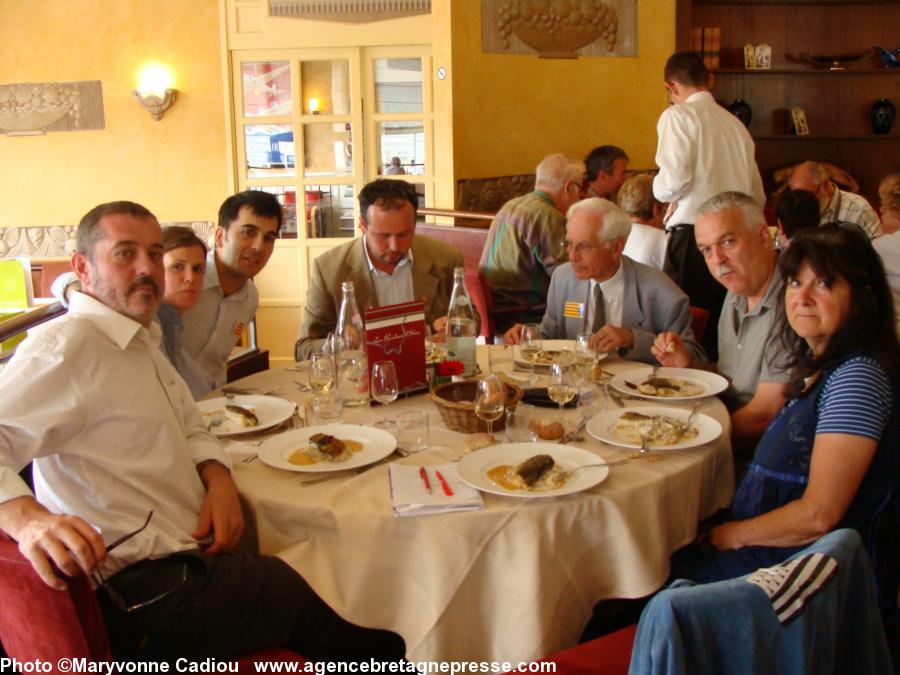 Lors du repas très cordial où Catalans et Bretons se sont allègrement mélangés à toutes les tables : ici Pep Companys à gauche ; le journaliste-photographe Oriol Falguem et son amie ; Mathieu Guihard et Jean Cévaër de l'ICB ; puis Toni Strubell  et Gweno