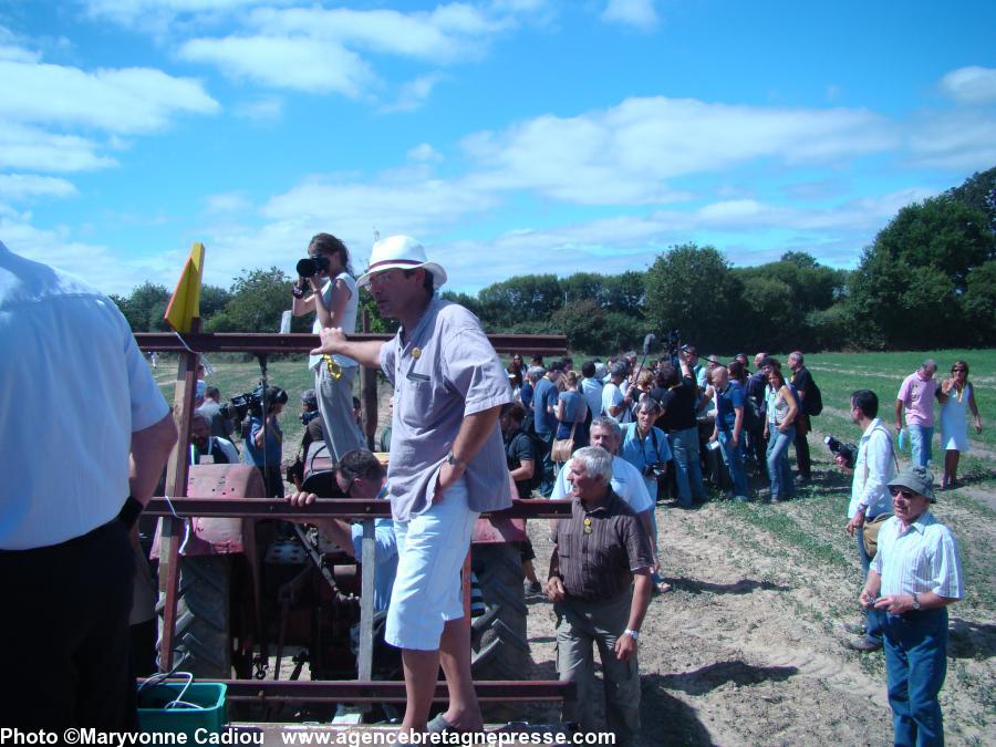 Interviews off et photos pendant que les orateurs prennent place sur le tracteur-podium.