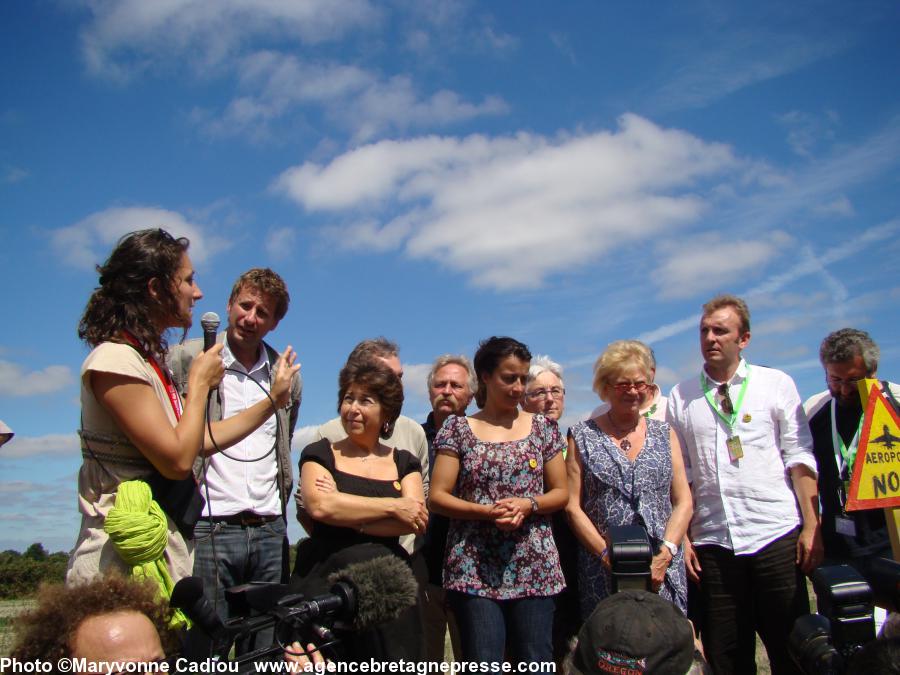 Sur le podium Pascale Chiron ; Yannick Jadot ; Corinne Lepage ; François de Rugy et José Bové sont derrière ; Éva Joly ; Jean-Philippe Magnen.