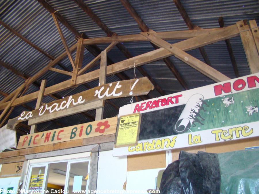 Le décor est planté à La Vache Rit : un hangar voisin des pistes refusées.