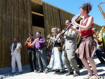 Plus de 100 artistes seront dans la rue pour une fête de fin d'été (ici  Kalbanik's).