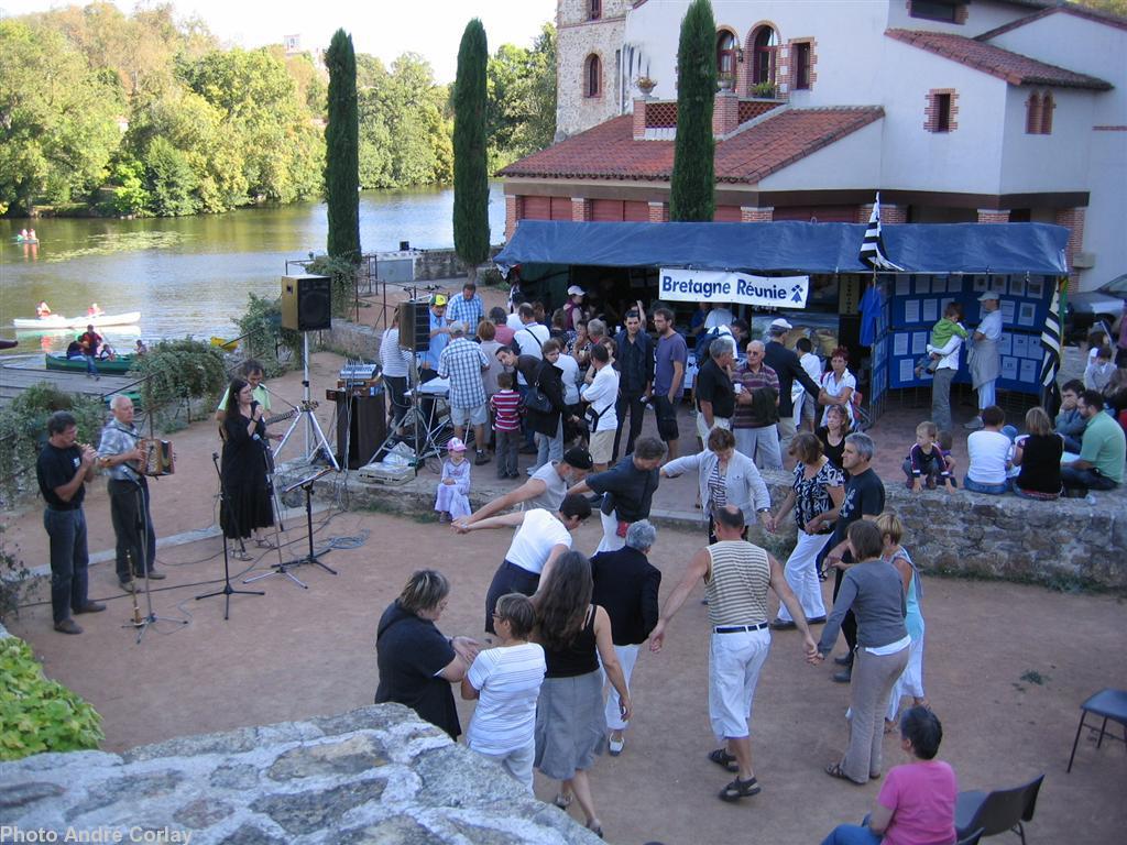 Le stand Bretagne Réunie en 2009 à Clisson. Au micro Toul Kar