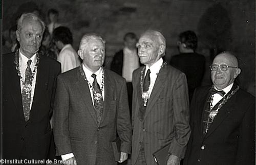 Georges Lombard (à gauche) reçut son Collier de l'Hermine en 1991 à Kemper comme Robert Legrand ; Pierre Laurent et Pierre-Jakez Helias.