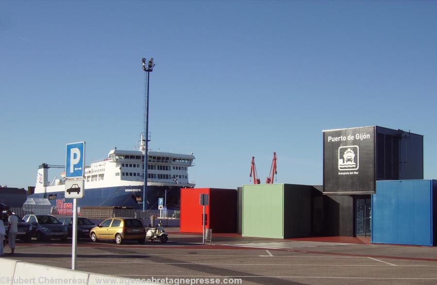 La nouvelle gare maritime du port de Gijón et le Norman Bridge.