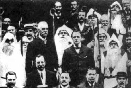 Winston Churchill avec les druides de l'Ancien Ordre des Druides en 
1908 (il aurait été initié druide).