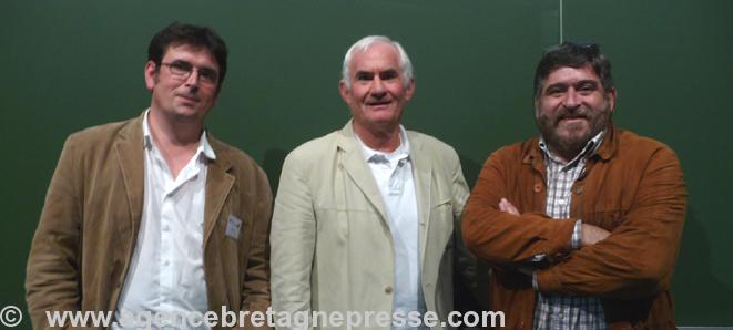 Erwan Chartier aux côtés du professeur d'université Rio et Lisardo Lombardia directeur du Festival interceltique de Lorient (de gauche à droite)