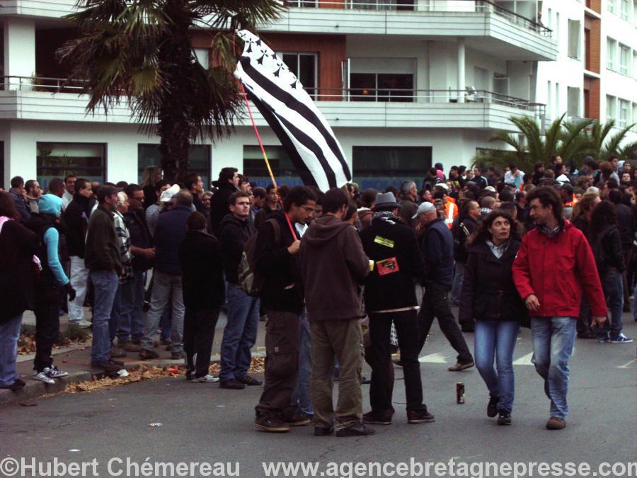 Des jeunes Nazairiens pacifiques avec Gwenn ha Du face au barrage des gardes mobiles (plus loin).