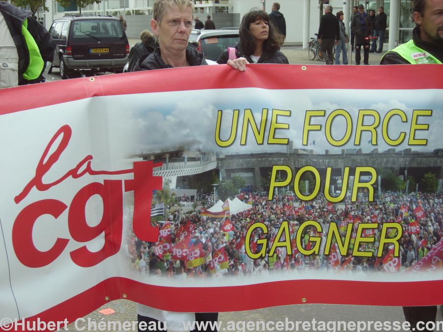 La banderole de la cgt avec un Gwenn ha Du sur la photo (dans le creux du t).