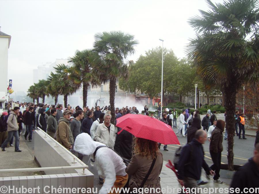 Envois de lacrimogènes sur la foule pacifique.