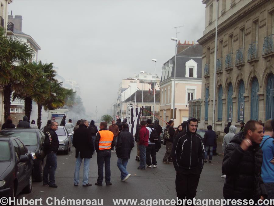 Les abords de la sous-préfecture sont noyés sous les lacrimogènes.