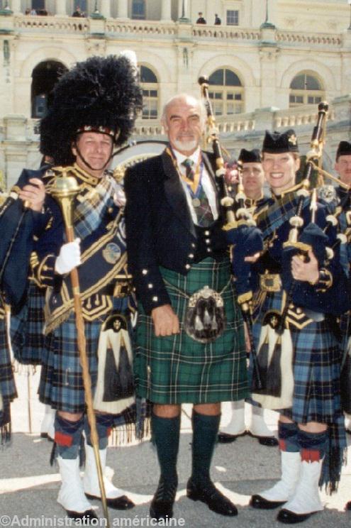 Sean Connery et des membres du Pipe Band US (Air Force Reserve's) à Washington DC à l'occasion du Tartan Day 2004. (Wikipedia).