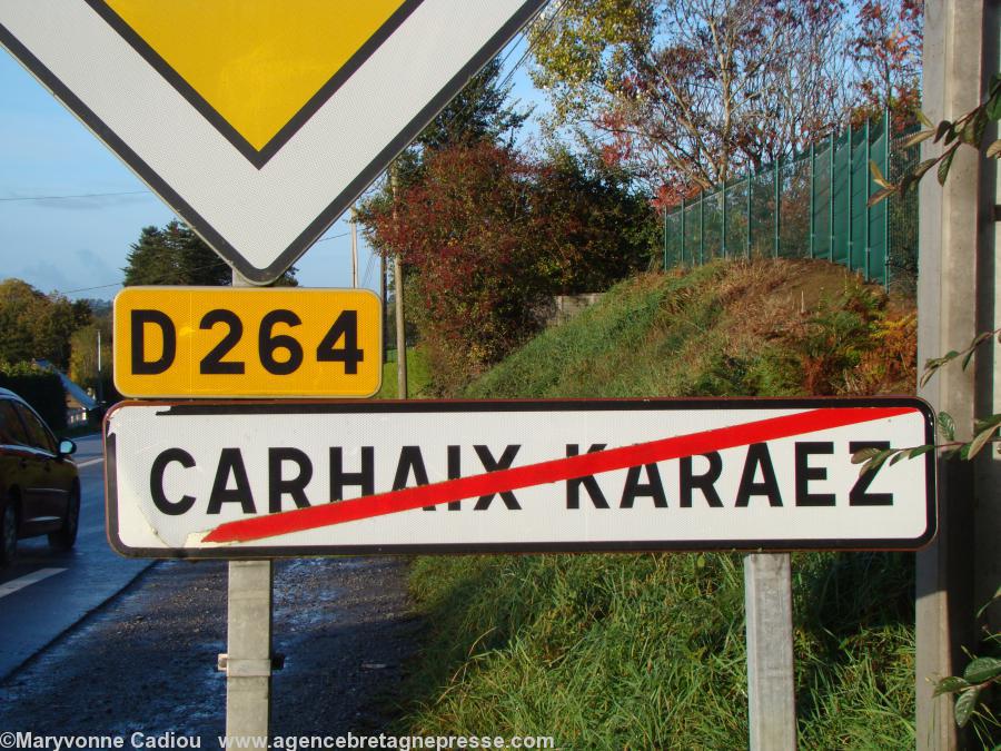 Les deux langues sur le MÊME panneau ?  Ceci depuis la signature par la Ville de la Charte Ya d'ar brezhoneg en octobre 2007.