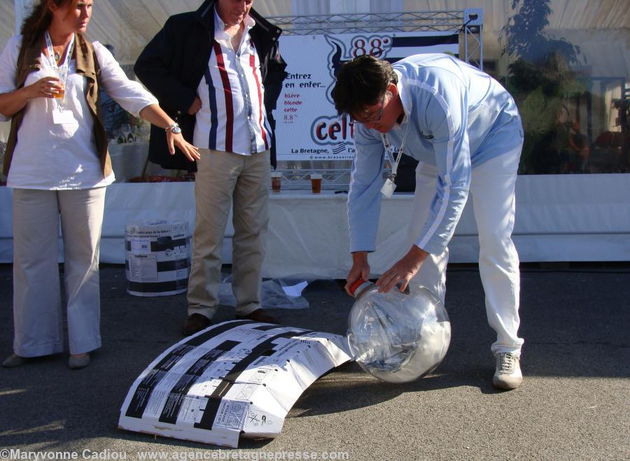 Jean-François Istin fait la démonstration du fût KeyKeg® recyclable et compressible. FIL 2010.