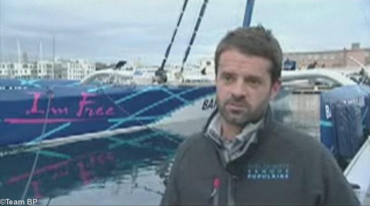 Le skipper Pascal Bidégorry au Port du Château de Brest interviewé à l'arrivée du bateau. Capture image video.