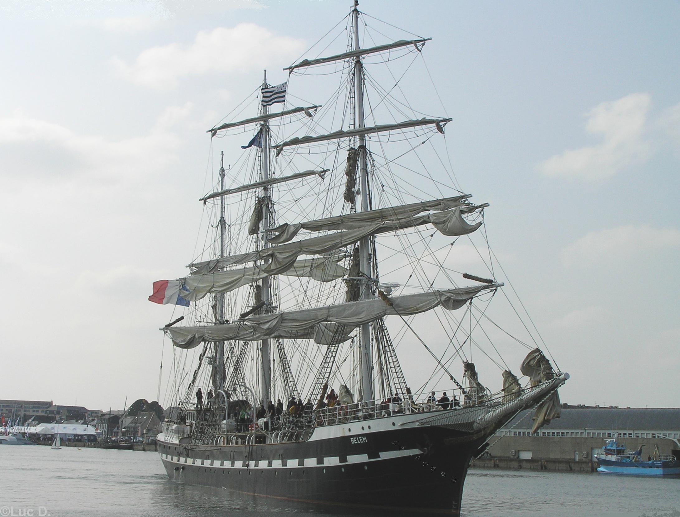 Le Belem arrive à Concarneau avec le Gwenn ha Du.