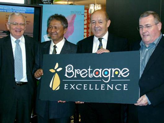 Alain Glon - l’ambassadeur de Malaisie en France - Jean-Yves Le 
Drian - Jacques Bernard lors de l’annonce de la création de la filiale 
export sur le stand Bretagne au Sial 2010 (17-21 octobre)