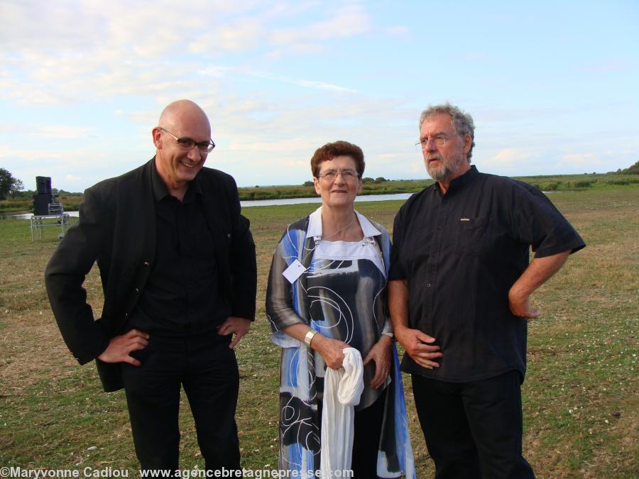 Louise Ebrel en Brière cet été 2010 avec Gilles Servat et Philippe Turbin le pianiste de Gilles.