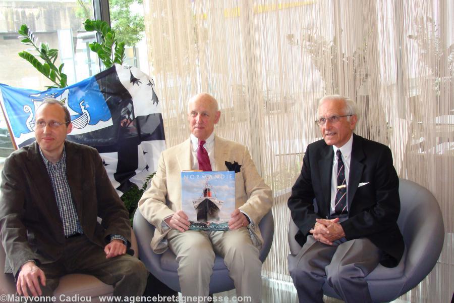 John Maxtone-Graham à Saint-Nazaire le 2 juillet 2008 avec le CREDIB : à gauche le président Hubert Chémereau ; à droite Jean Cévaër.