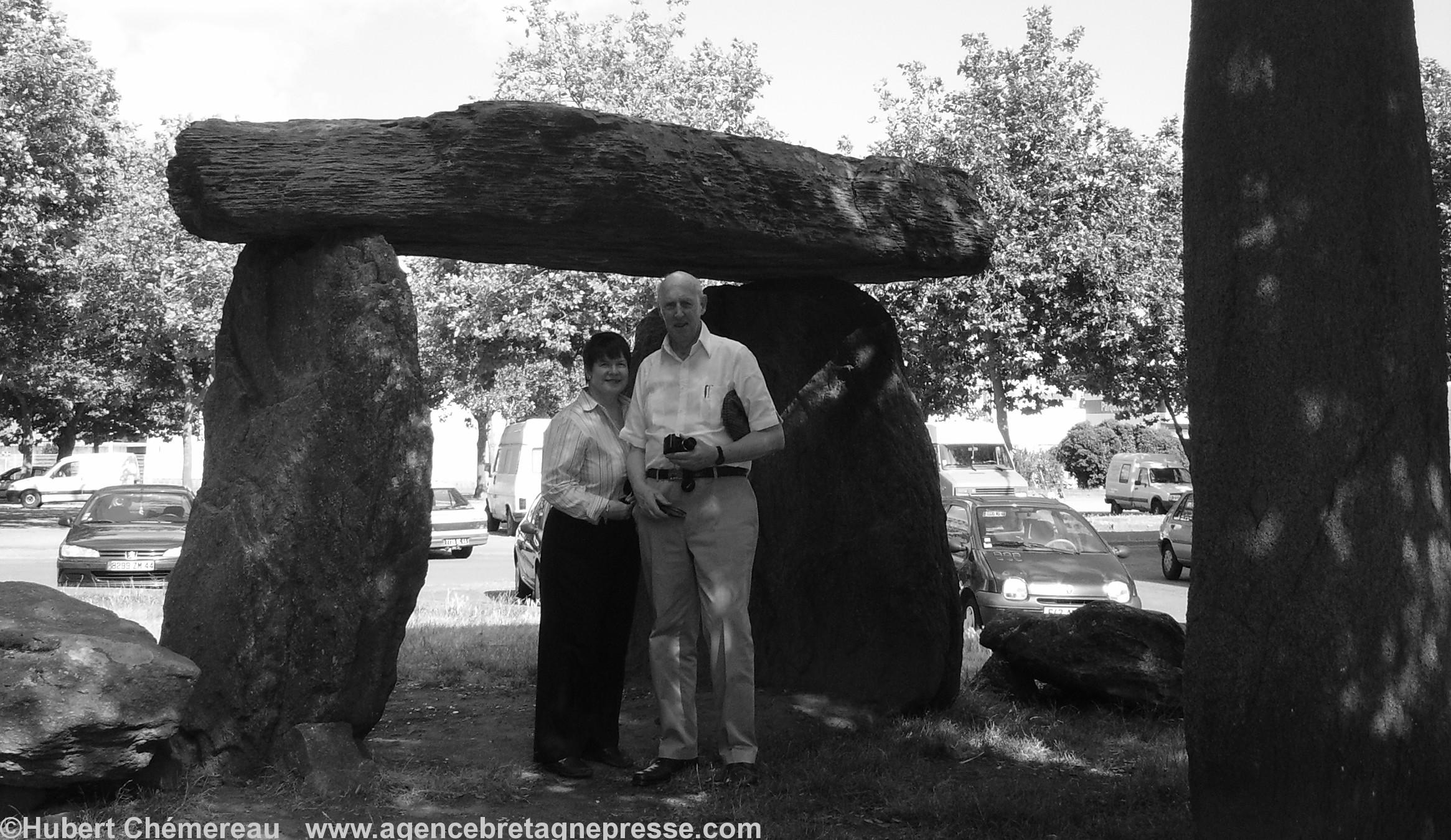 John Maxtone-Graham et sa femme Mary ont ressenti le long passé de Sant-Nazer près du dolmen.