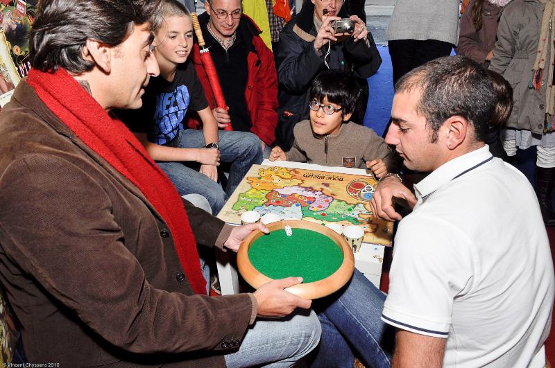 Marc Varoujan  président de Terra Mutandis  animant une partie de Roue Breizh