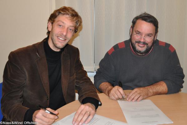 Romain Baronnet (à gauche) et Daniel Le Gall (à droite)  lors de la signature de la convention entre Nass&Wind Offshore et le Comité local des pêcheurs du Croisic.