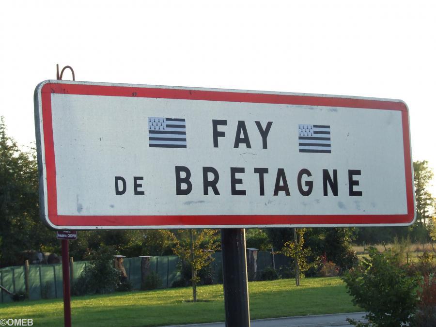 Fay-de-Bretagne avec autocollants.