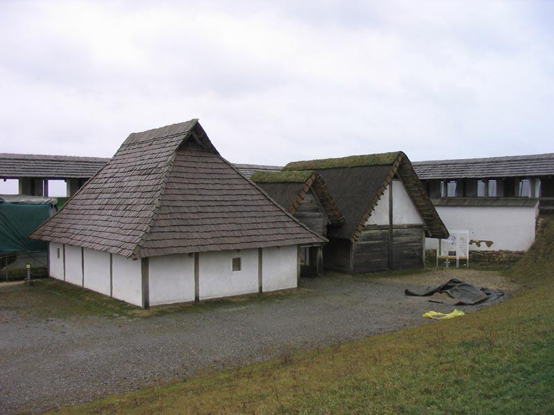 Une maison reconstituée de Celtes vivant à Heuneburg (photo 
wikipédia)