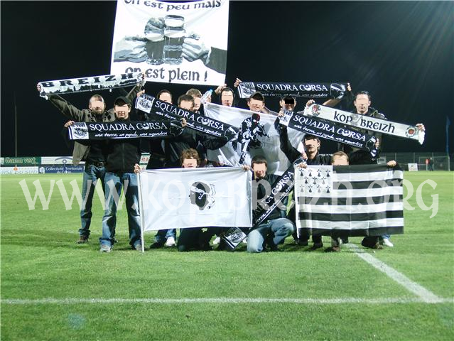 Kop Breizh avec les supporters Corses lors du match Corse-Bretagne de 2010 à Ajaccio.