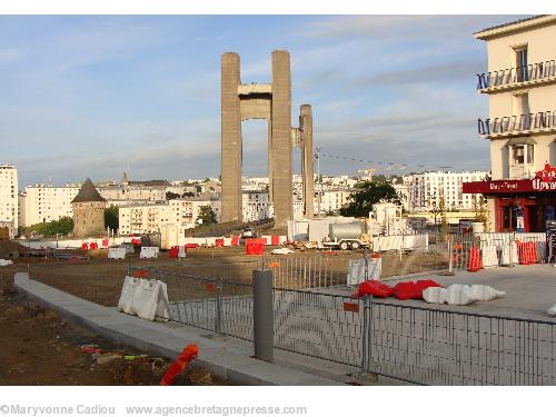 Travaux du tramway juillet 2010. Le pont de Recouvrance et la tour Tanguy.