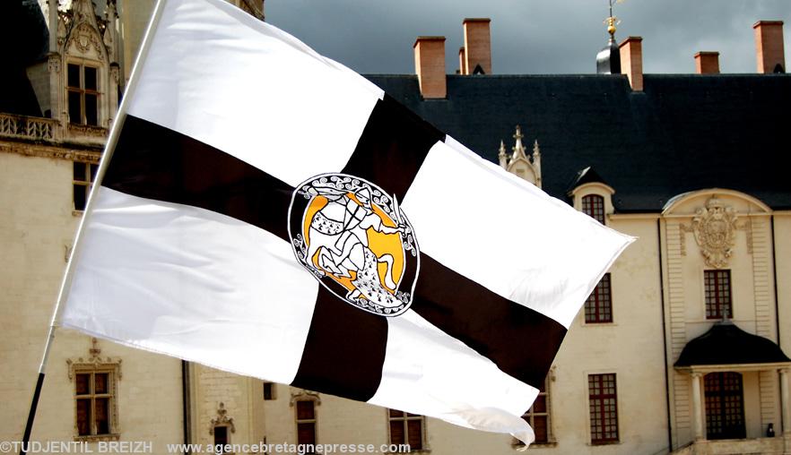 Le drapeau de TUDJENTIL BREIZH a brièvement flotté sur le Château des Ducs en Août dernier ...