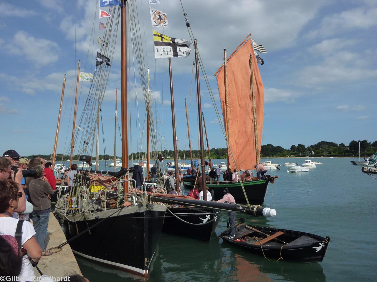 Au premier plan un bateau non identifié probablement de Pornic en Pays de Retz dont il arbore le drapeau.