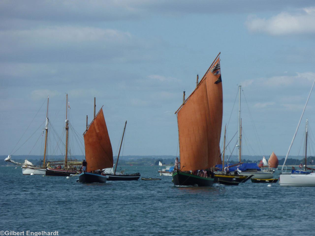 <i>“Prise depuis la cale du Logeo  à Sarzeau. C'est celle qui représente le mieux selon moi ma région natale.”</i> (Le photographe). À gauche bordure bleue <i>Les Trois Frères </i> immatriculé à Vannes.