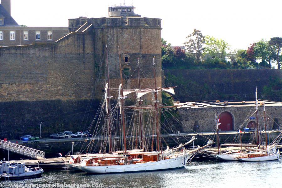 The <i>Etoile</i> and the <i>Belle Poule</i> at Brest under the Castle. In front 2 other training ships of the French Navy : <i>La Grande Hermine</i> and the <i>Mutin</i> (next to the quay).