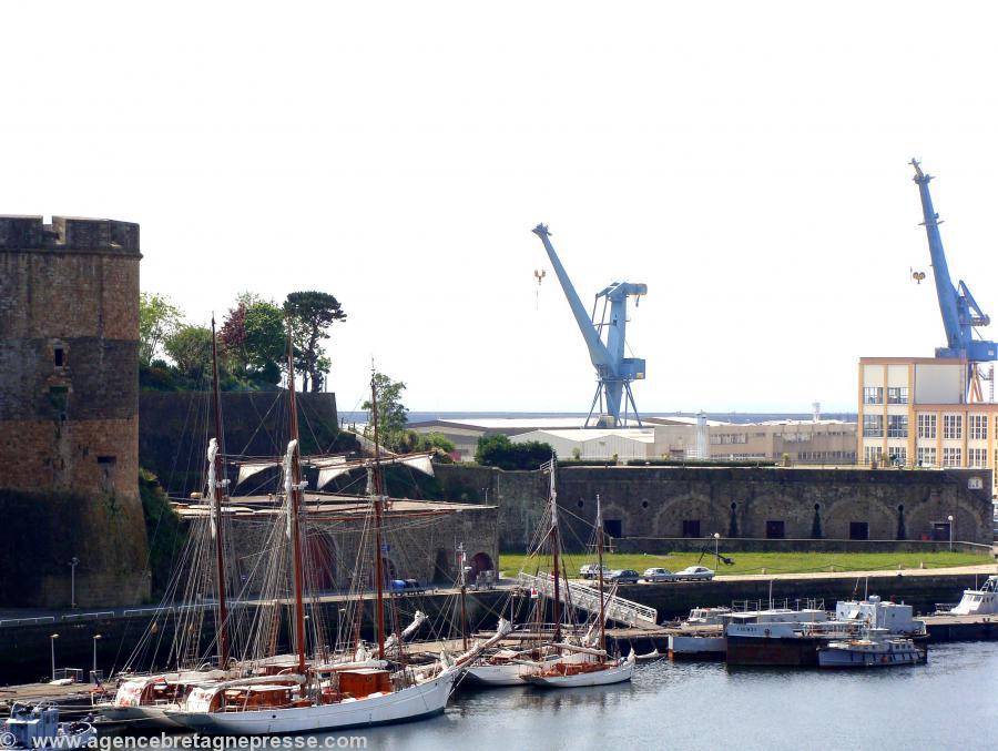 L'<i>Étoile</i> et la <i>Belle Poule</i> amarrées en Penfeld sous le château de Brest. Devant elles deux autres navires-écoles de la Marine Nationale : le <i>Mutin</i> (près du quai) et la <i>Grande Hermine</i>.