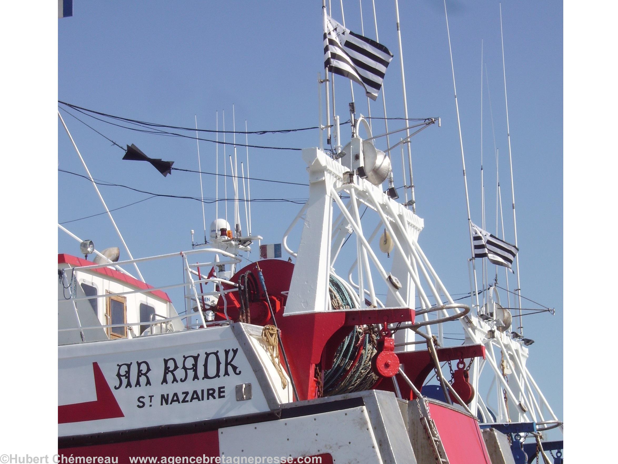 <b>Cliquer sur les photos pour les agrandir</b>. Les bateaux de pêches turballais affichent avec fierté leur identité bretonne. Nom breton et <i>Gwenn ha Du</i> pour celui-ci. <i>Gwenn ha Du</i> pour son voisin. Photo du 13 juillet 2011.