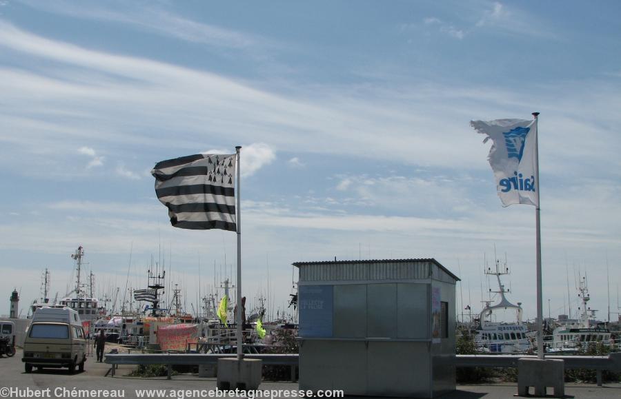 En juillet 2007 les pêcheurs de La Turballe avaient hissé un grand <i>Gwenn ha Du</i> à l'entrée du port de Saint-Nazaire.