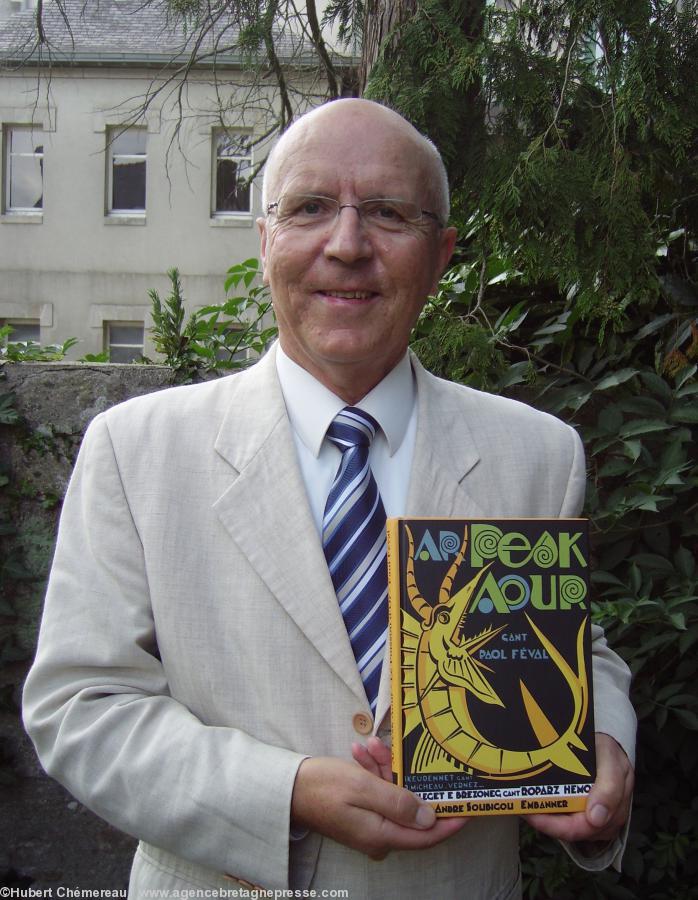 Bernard Le Floc’h (premier vice-président de l'Institut culturel de Bretagne et animateur de son Conseil de programmation) présente la réédition de <i>Ar Pesk Aour</i> (Le Poisson d'or) de Paul Féval. Cliquer sur les photos pour les agrandir.