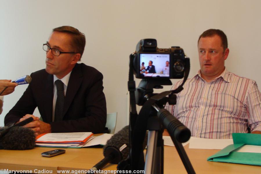 Maître Dominique Tricaud et Thierry Lemétayer à la conférence de presse suite à leur audience par le juge d'instruction Jacky Coulon à Nantes ce 29 juillet