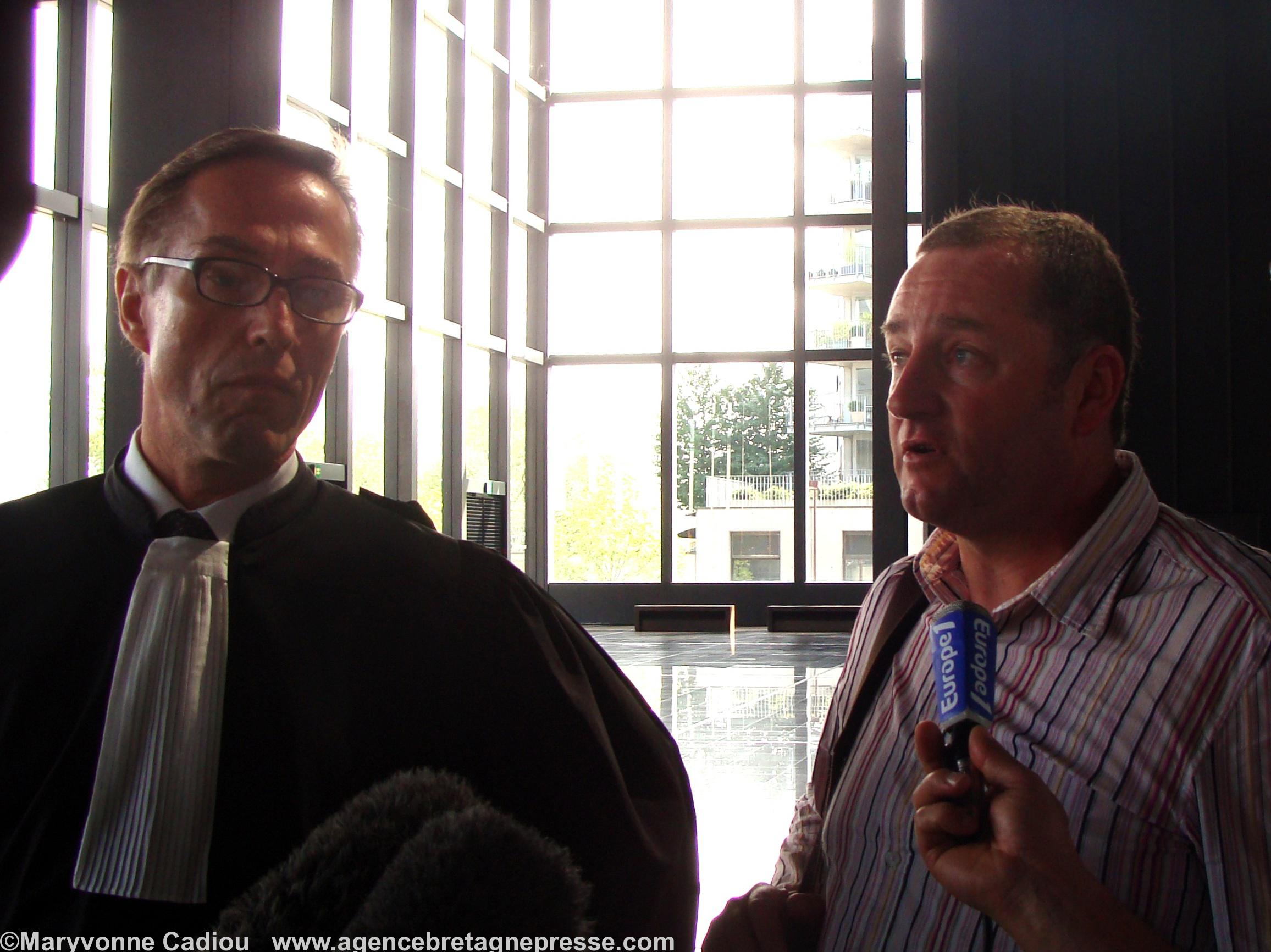 Maître Dominique Tricaud et Thierry Lemétayer à la sortie de leur audition chez le juge d'instruction Jacky Coulon de 29 juillet 2011 pour relancer l'affaire du <i>Bugaled Breizh</i>.