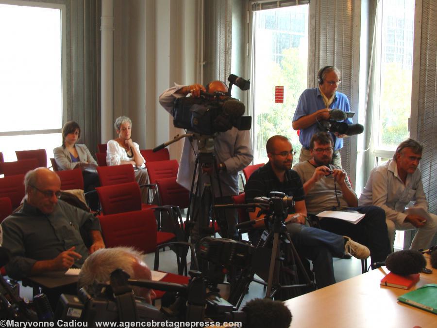 Une partie de la salle de presse. Debout le beau-père de Thierry Lemétayer fait un reportage. À droite Tim Finan le journaliste britannique installé en Bretagne (voir note 4 du texte).