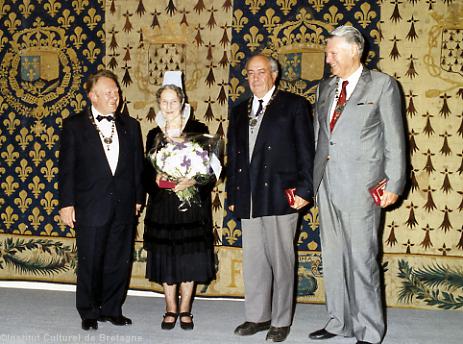 Colliers de l'Hermine remis en 1989 à Nantes : 
Bernard de Parades  Maryvonne Quéméré-Jaouen  Per Denez et Louis Lichou.