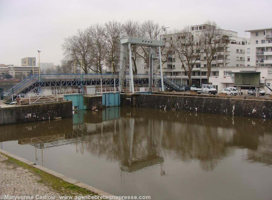 Nantes. Au-delà de la passerelle bleue la Loire. Au premier plan le “Canal Saint Félix” vrai départ du Canal de Nantes à Brest. Au fond la première écluse. <b>Cliquer sur les photos pour les agrandir</b>.