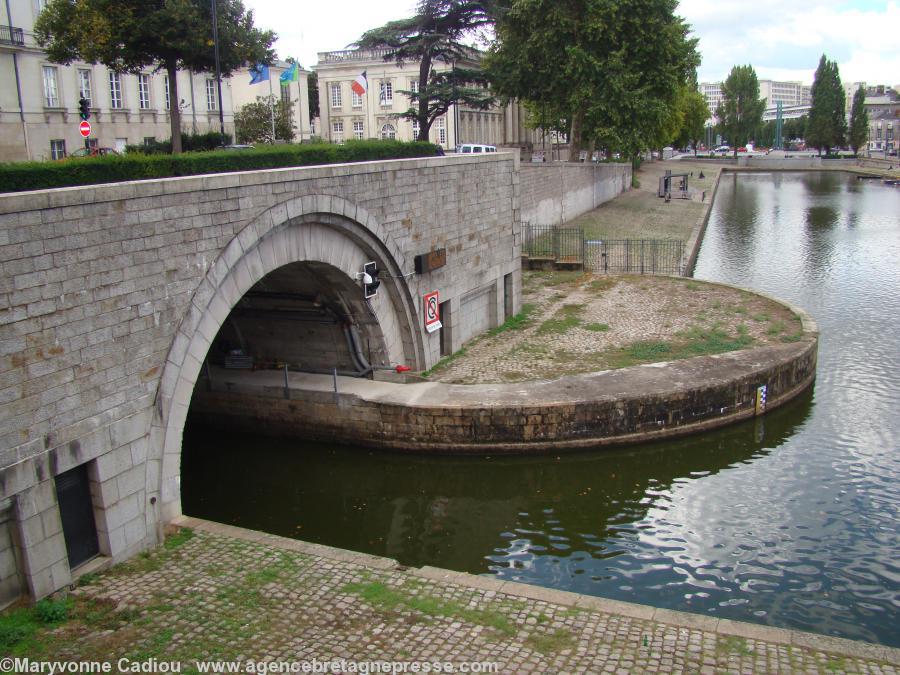 Nantes. L’Erdre après son comblement pour réaliser le Cours des 50 Otages coule en tunnel jusqu’au Canal Saint Félix qui va à la Loire.