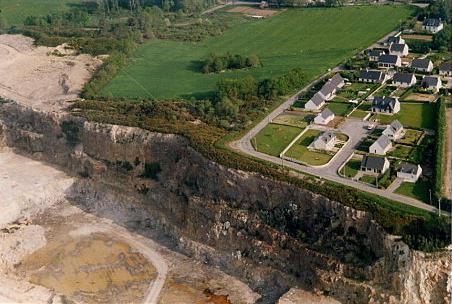 Plumelin  sa carrière  ses maisons perchées ...